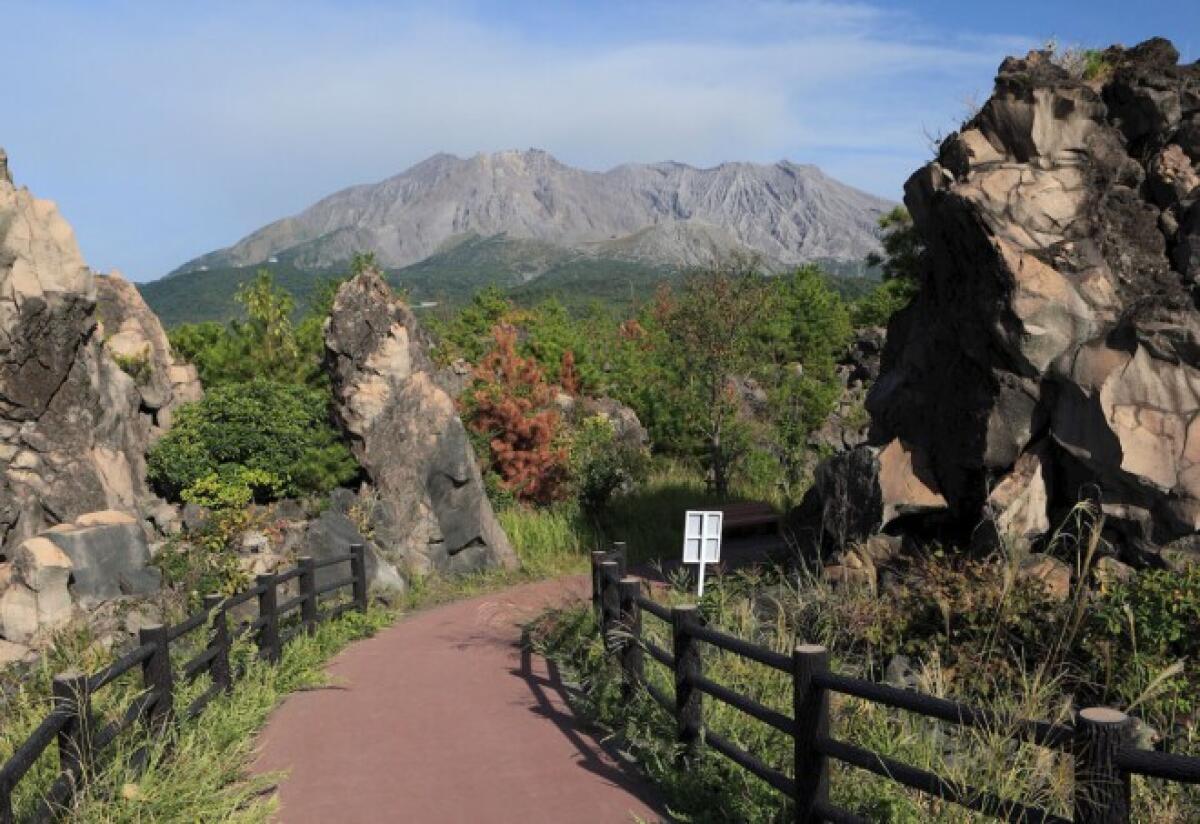 Nagisa Lava Trail